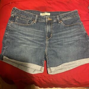 Women’s size 10/30W Levi’s Jean shorts